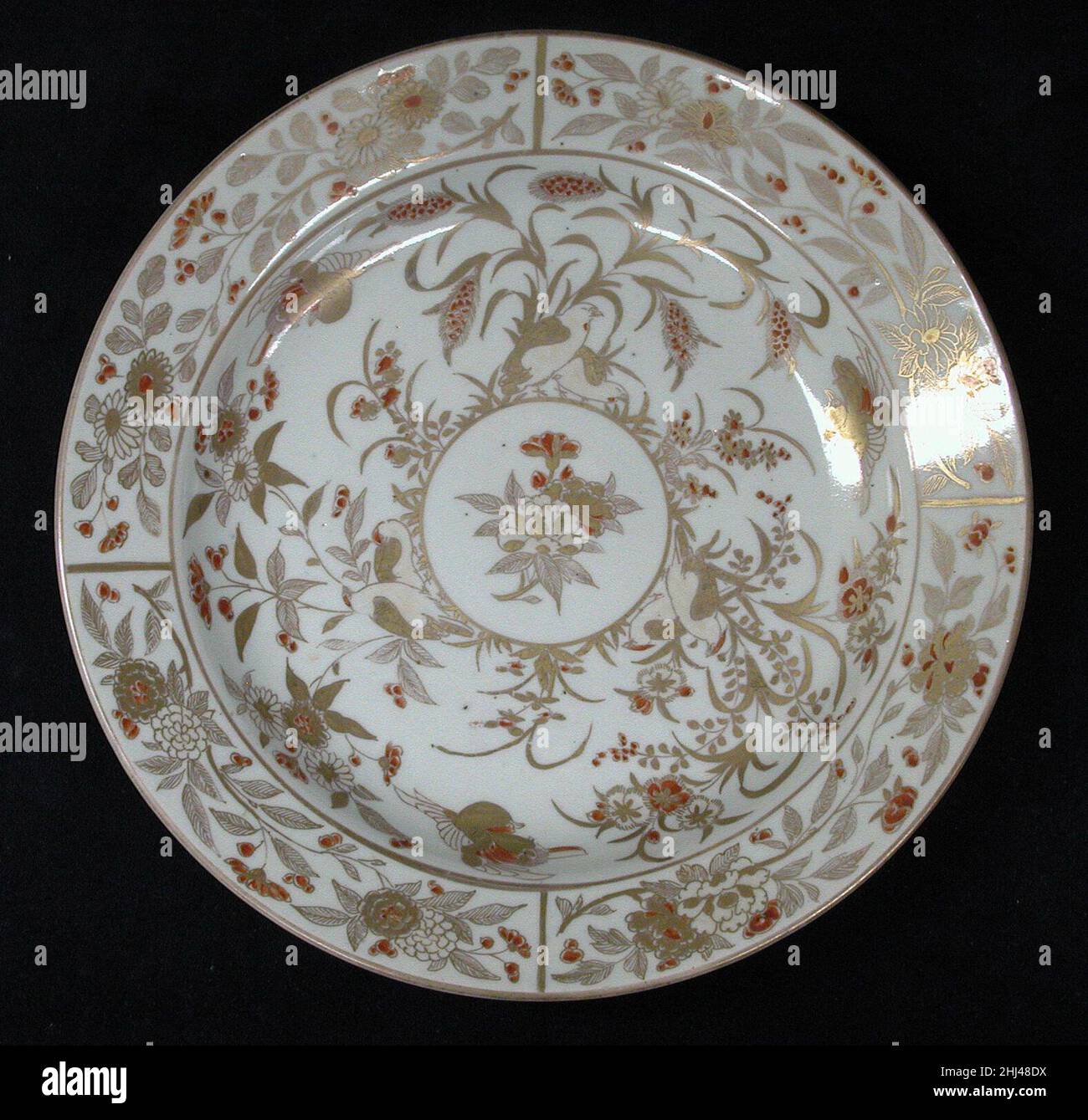 Plat 1720–40 Japonais, pour le marché européen le don de la Collection Hans Syz en 1995 a doté le Musée de près de trois cents exemples de céramiques européennes et asiatiques méticuleusement acquis par le collectionneur né en Suisse Dr. Syz (1894–1991) pour tracer la migration des modèles et des modèles d'est en Ouest.Documentant un processus continu d'influence et d'adaptation, ces pièces fournissent un examen discriminant des nuances de changement stylistique résultant de trois siècles de commerce.Plat 208281 Banque D'Images