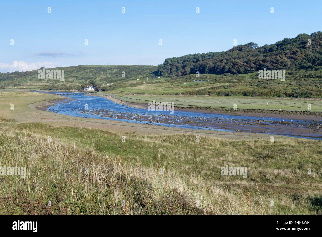 La rivière Ogmore et la limite sud du complexe de dunes de sable Merthyr Mawr Warren NNR sur la rive proche, Glamorgan, pays de Galles, Royaume-Uni, septembre. Banque D'Images