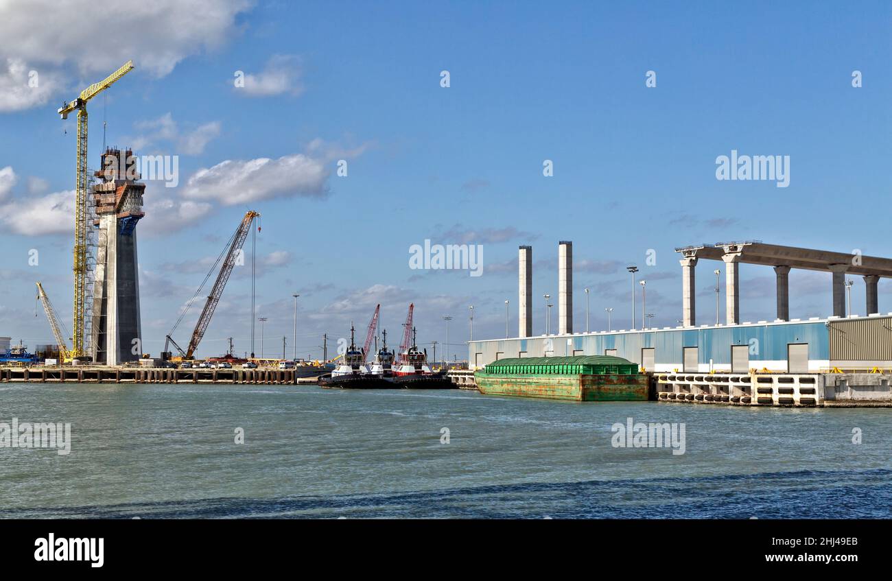 Construction d'un nouveau pont du port de Corpus Christi, construction de la plage principale, tour centrale à mât double. Banque D'Images