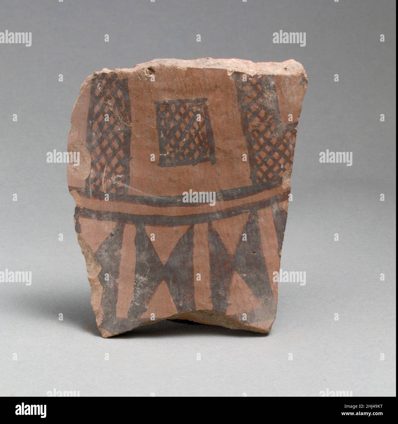 Vase fragment est grec/Sardes, motif de panier Lydian.Vase fragment 252707 grec oriental/Sardes, Lydian, vase fragment, terre cuite, total: 4 7/16 x 3 9/16in.(11,3 x 9cm).Metropolitan Museum of Art, New York.Don de la Société américaine pour l'excavation de Sardes, 1926 (26.199.139) Banque D'Images