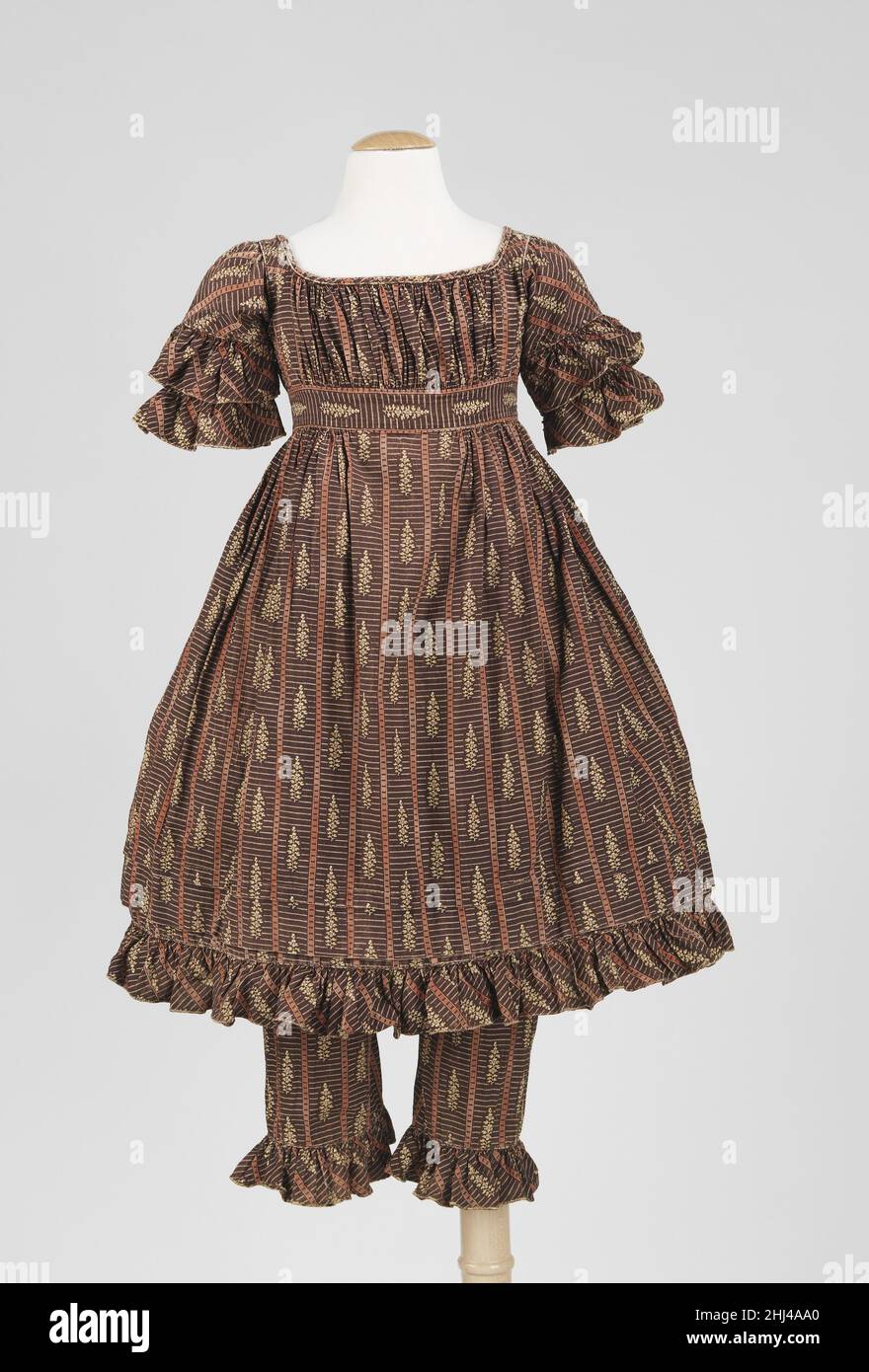 Robe 1820–29 American la robe et les pantalettes que nous avons vues ici  sont faites d'un beau tissu.Les pantalettes sont particulièrement  intéressantes en raison de leur construction, qui comprend des bretelles.Ces  sangles