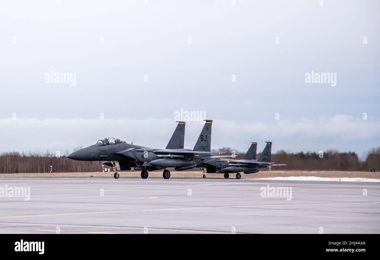 Deux pygargues F-15E Strike, affectés à l'aile Fighter 4th de la base aérienne Seymour Johnson, en Caroline du Nord, sont garés à la base aérienne d'Ämari, en Estonie, le 26 janvier 2022.Les F-15E Strike Eagles, ainsi que le F-16s belge, sont déployés à la base aérienne d'Ämari pour soutenir une mission de police aérienne renforcée de l'OTAN.Les missions de police aérienne améliorées de l’OTAN démontrent la solidarité, la détermination collective et sa capacité d’adapter et d’étendre ses missions défensives et sa posture de dissuasion en réponse à l’évolution de la situation sécuritaire de l’alliance.(É.-U.Photo de la Force aérienne par le sergent d'état-major.Megan Beatty) Banque D'Images