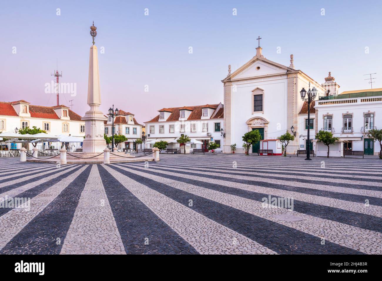 Belle vue au lever du soleil sur la place Marquês de Pombal à Vila Real de Santo António, Algarve, Portugal. Banque D'Images