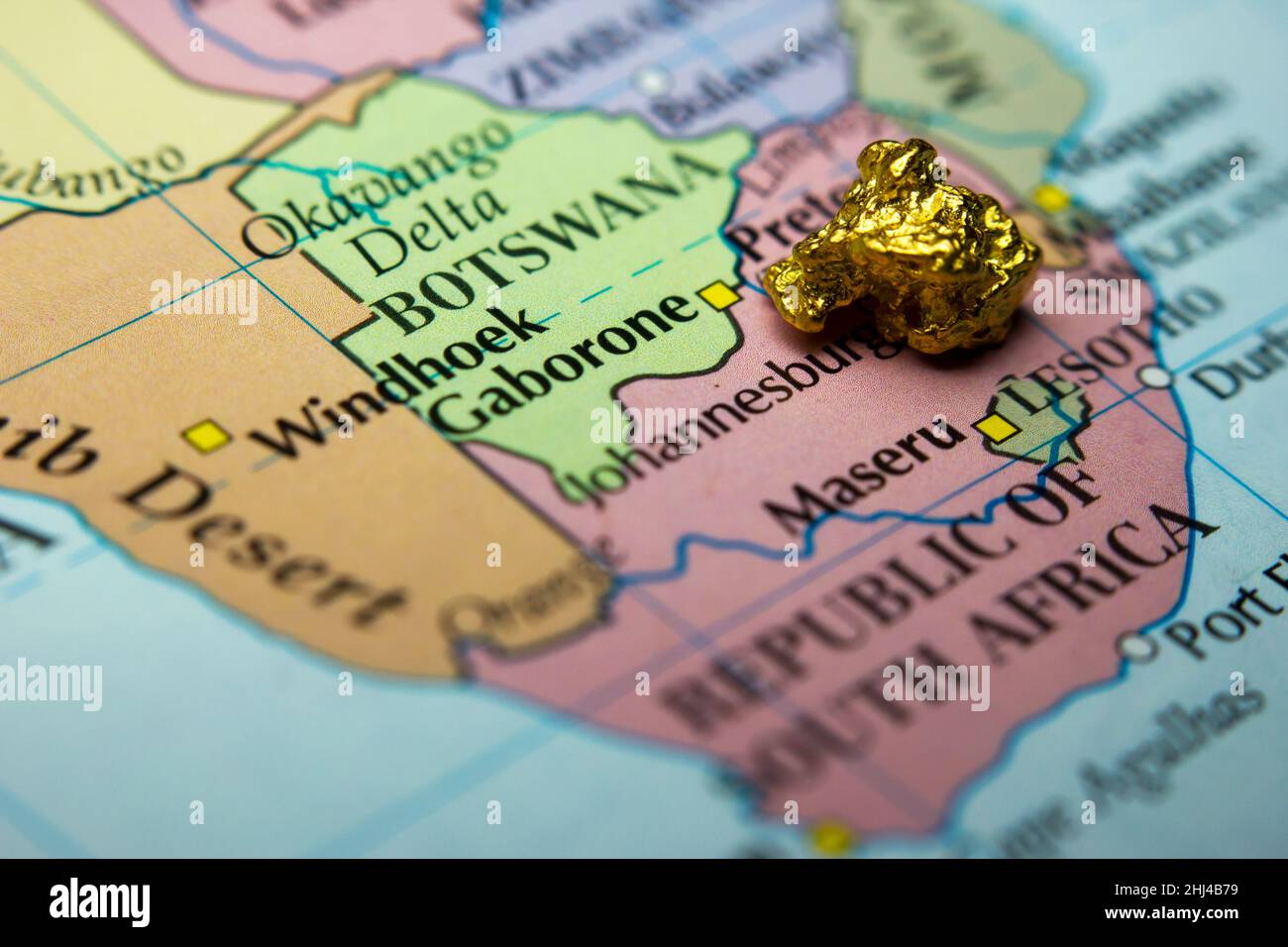 Gros plan d'un nugget d'or sur une carte de l'Afrique du Sud Banque D'Images