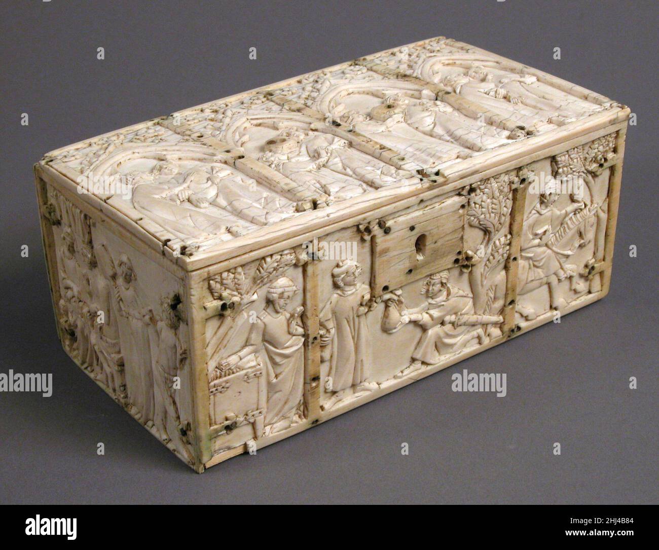 Casket 14th siècle français la parabole biblique de la haute vie, de la disgrâce et de la réconciliation paternelle (Luc 15:11–32) était un sujet approprié pour cette casket, destinée à contenir des objets de valeur.La scène manquante du retour du fils était probablement destinée au couvercle; au lieu de cela, le couvercle de remplacement illustre les étapes de l'amour.Caisse 467732 Banque D'Images