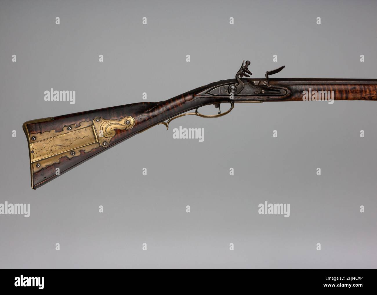 Fusil long en flotlock ca.1770 peut-être par George Schreyer, Sr. Ce fusil élégant et magnifiquement fait date probablement à environ 1770.Il est complet et dans un état presque original, ce qui est rare pour un seul pays américain de cette période.Bien que le fusil ne soit pas signé, l'architecture de son stock, en particulier la basse peigne et les lignes droites de la fesse, et la forme des fixations en laiton suggèrent qu'il vient du comté de York, une région qui a été le berceau de nombreux gunsmitths talentueux.Parmi les plus importants, on retrouve George Schreyer Sr. (1739–1819), dont le style a influencé une génération de gunm Banque D'Images