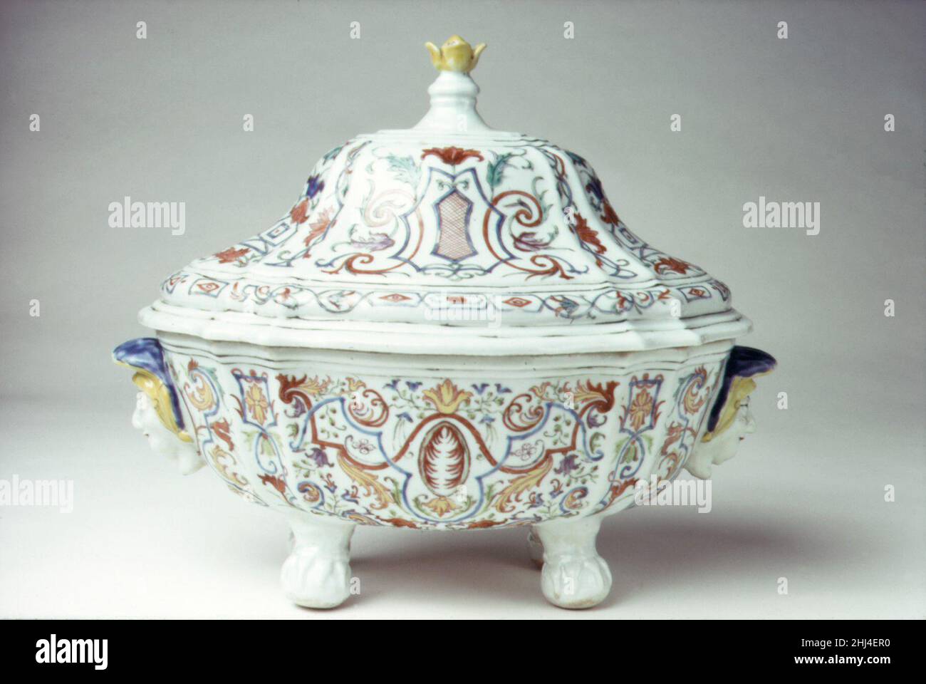 Reen (une de deux) ca.1770–90 Chinois, pour le marché d'Europe continentale, probablement portugais.Reen (une paire).Chinois, pour Europe continentale, probablement portugais, marché. CA.1770–90.Porcelaine à pâte dure.Céramique-porcelaine-exportation Banque D'Images