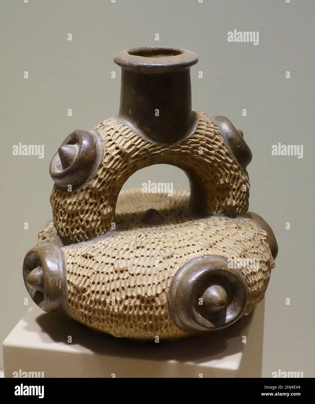 Navire à bec-étrier, style Chavin, côte nord du Pérou, Early Horizon, c.900-200 BC, céramique Banque D'Images Navire à bec-étrier, style Chavin, côte nord du Pérou, Early Horizon, c.900-200 BC, céramique Banque D'Images