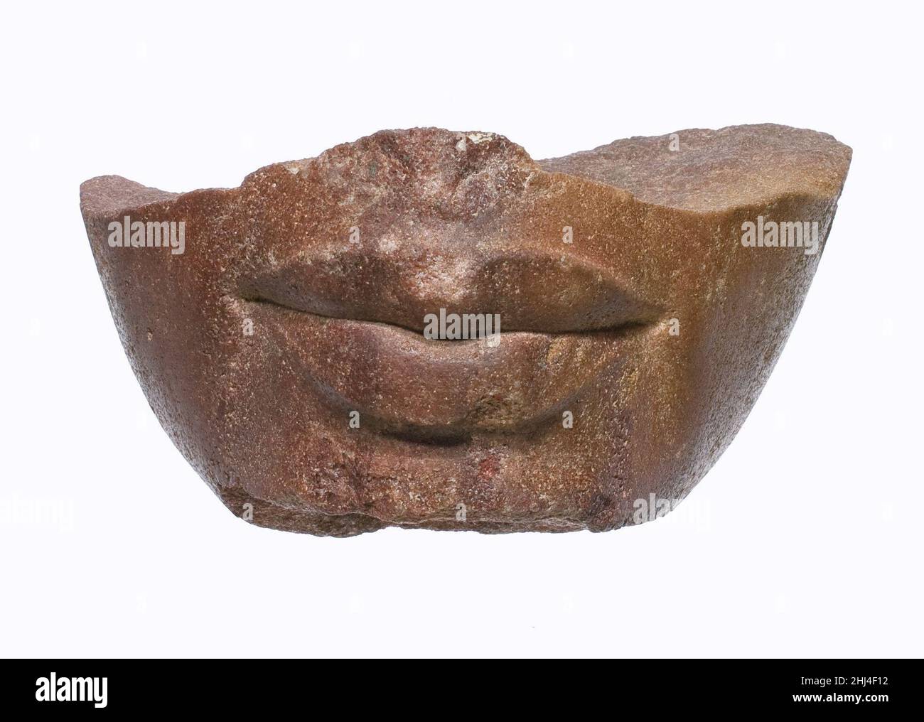 Partie inférieure d'une tête royale ca.1353–1336 C.-B. Nouveau Royaume, période Amarna cette partie inférieure d'un visage représente un membre de la famille royale Amarna.Les lèvres larges et pleines et le manque de lignes dans le visage suggèrent que l'un des princesses est représenté.le fragment peut être venu du Grand Temple Aten, comme tant d'autres dans la collection,Mais il pourrait aussi provenir d'un autre site comme le Grand Palais ou le petit Temple Aten, ou ailleurs.La statuaire de tous les temples et palais de la ville d'Amarna a été martelée en petits fragments par les successeurs d'Akhenaten.Partie inférieure d'un hea royal Banque D'Images