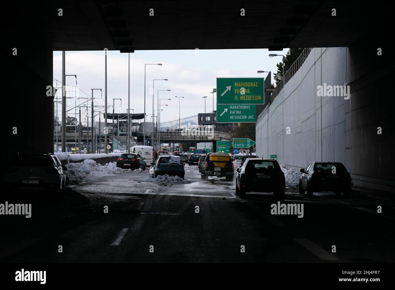 Athènes.26th janvier 2022.Des véhicules échoués sont vus sur une route à Athènes, en Grèce, le 26 janvier 2022, deux jours après la chute de neige importante dans la ville.Credit: Lefteris Partsalis/Xinhua/Alamy Live News Banque D'Images