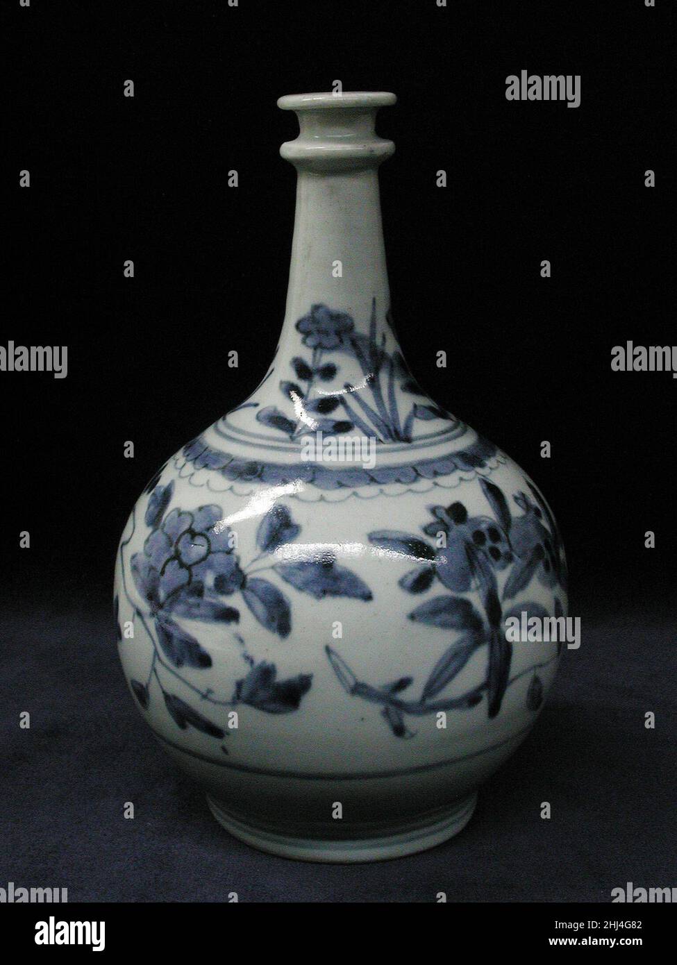 Bouteille début 18th siècle japonais, pour européen, probablement néerlandais,Marché le don de la Collection Hans Syz en 1995 a doté le Musée de près de trois cents exemples de céramiques européennes et asiatiques méticuleusement acquis par le collectionneur suisse Dr. Syz (1894–1991) pour tracer la migration des modèles et des modèles d'est en Ouest.Documentant un processus continu d'influence et d'adaptation, ces pièces fournissent un examen discriminant des nuances de changement stylistique résultant de trois siècles de commerce.Bouteille 208243 Banque D'Images