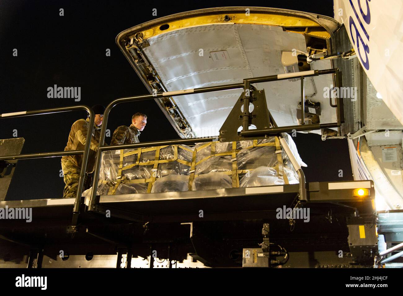 24 janvier 2022, base aérienne de Douvres, Delaware, États-Unis : des aviateurs du 436th Escadron de port aérien poussent des munitions, des armes et d'autres équipements palettisés vers l'Ukraine lors d'une mission de vente militaire étrangère à la base aérienne de Douvres.(Credit image: © Roland Balik/ZUMA Press Wire Service) Banque D'Images