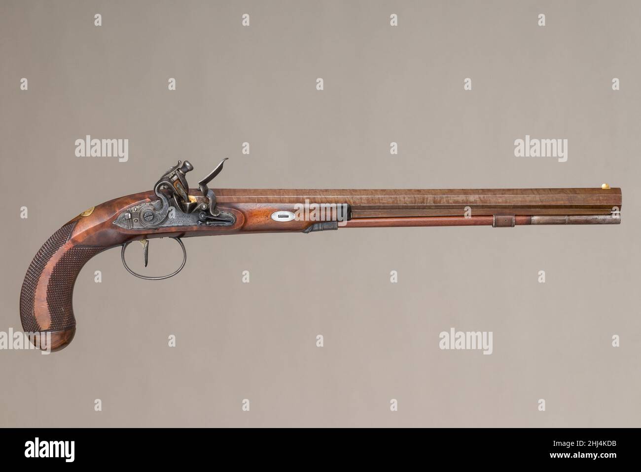 Flintlock Target Pistol du Prince William Frederick, deuxième duc de Gloucester et d'Édimbourg (1776–1834), avec case and Accessories 1801–3 Wogdon & Barton Robert Wogdon, un tireur-canon le plus célèbre pour ses pistolets à duel, s'est associé avec John Barton à la fin de sa carrière.Ce pistolet cible extrêmement élégant est l'un de leurs travaux les plus accomplis.Son canon long, mesurant près de douze pouces de longueur, indique son utilisation prévue pour les cibles.Gracieuse, discrète et construite avec une attention particulière aux détails, elle appartenait à un cousin de George IV, Prince William Frederick, second duc de Gloucester et Ed Banque D'Images