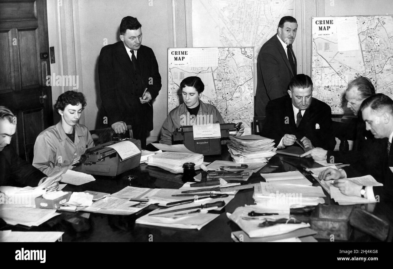 Dans la nuit du 26th février 1959, Mme Amy Browell, une shopkeeper de 71 ans, a été assassinée, ses locaux ont également été mis à sac et la caisse vidée.La photo montre le « centre du currieur » au poste de police central de Newcastle pendant les enquêtes.Au centre de la table se trouvent des instruments émoussés trouvés dans le voisinage de l'atelier et qui auraient pu être des armes de meurtre.Les officiers vus sont de gauche à droite, le gendarme détective E Green, le sergent-détective Harvey Burrows, le sergent-détective K Scott, le surintendant-détective J Kennedy (Scotland Yard), l'inspecteur-détective J Bensley et le sergent-détective Jenkin Banque D'Images
