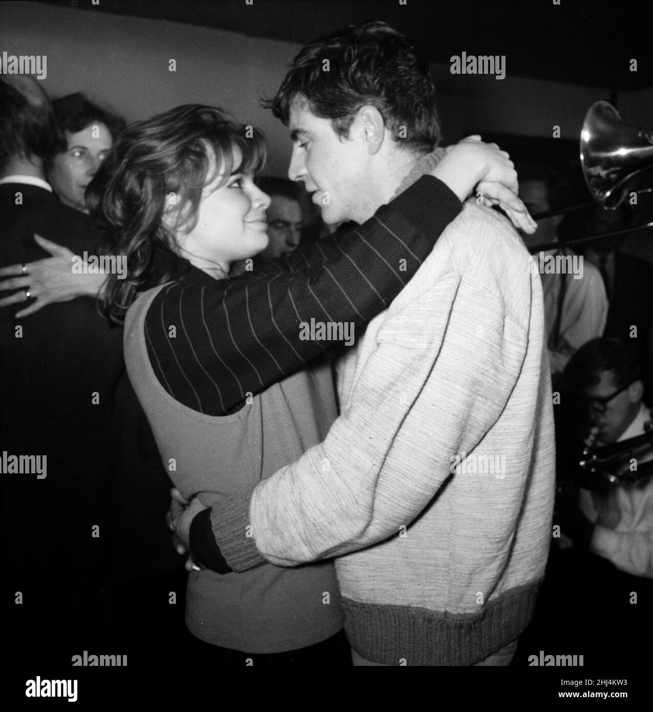 Joanna Dunham et Alan Bates au Cafe de artistes à Chelsea se sentent comme un style de vie de Beatnik pour le jeu ABC, "trois sur un anneau de gaz" dans lequel ils sont en vedette.14th décembre 1957. Banque D'Images