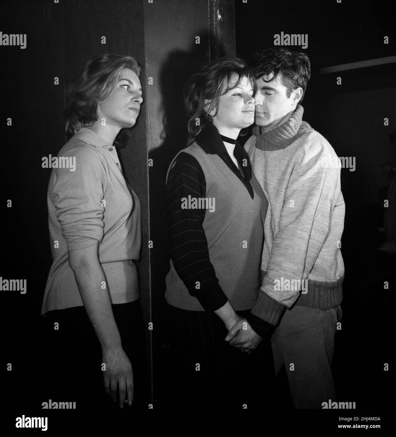 Joanna Dunham, Sheila Allen et Alan Bates au café des artistes à Chelsea se sentent comme un style de vie de Beatnik pour le jeu ABC, "trois sur un anneau de gaz" dans lequel ils sont tous en vedette.14th décembre 1957. Banque D'Images