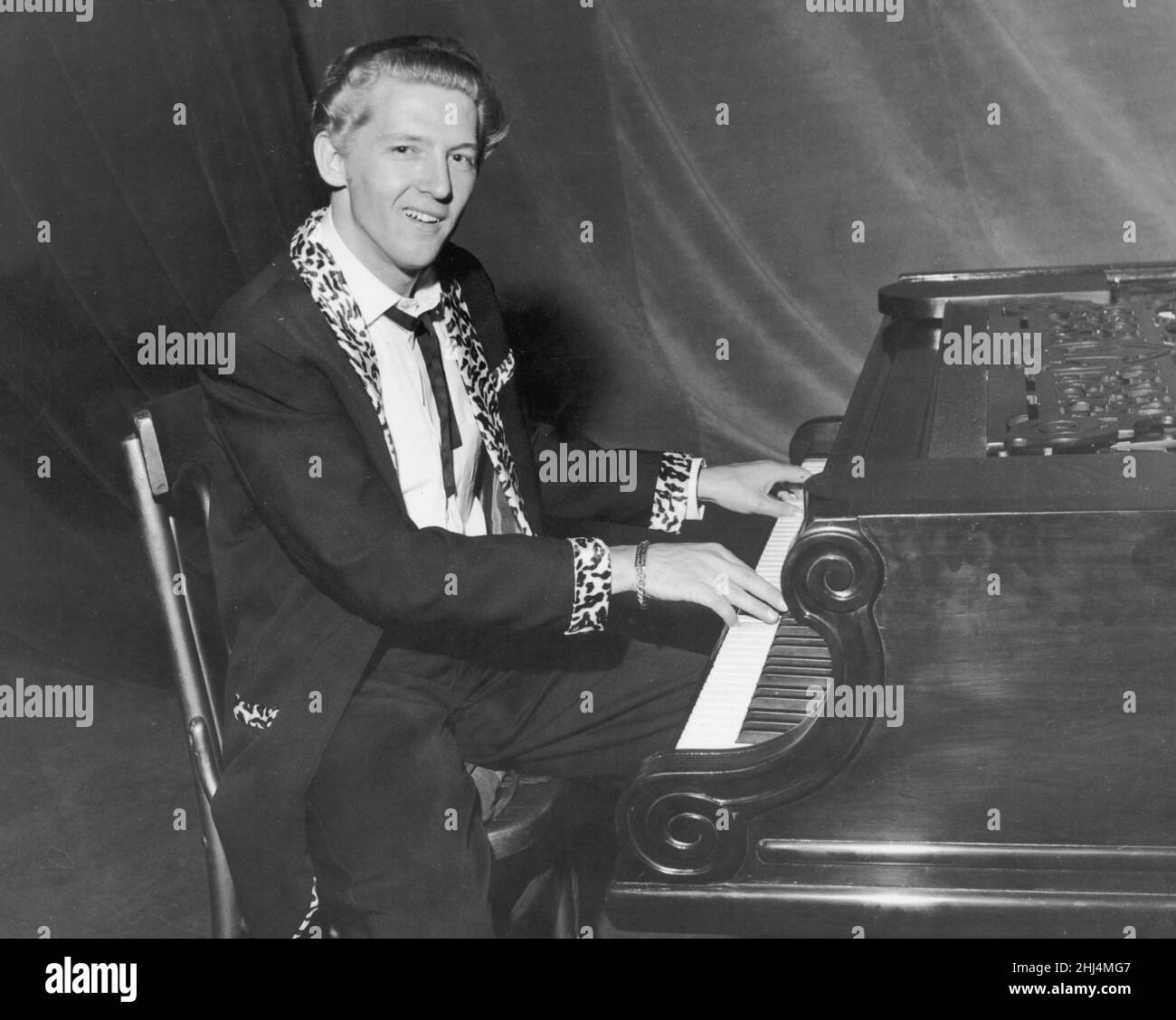 Le chanteur et musicien américain de rock et de rock Jerry Lee Lewis a photographié assis à son piano, en 1958.*** Légende locale *** bordure à imprimé léopard Banque D'Images