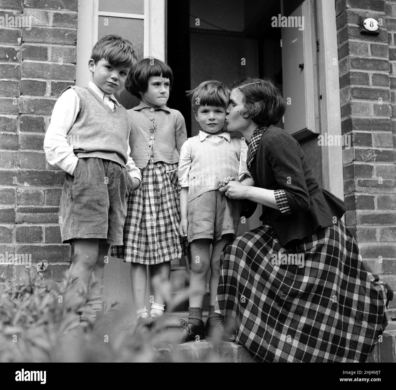 Les visages heureux de trois petits enfants - visages que leurs parents James et Brenda Nesbitt ne verront jamais comme les deux adultes sont aveugles.Notre photo montre; Brenda Nesbitt vu ici à l'extérieur de sa maison de Romford avec les enfants Peter Audrey, et Richard 21st mai 1957 J3191 Banque D'Images