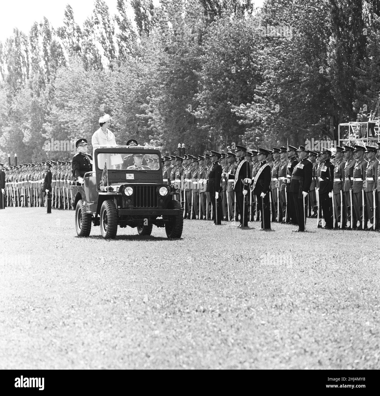 La reine Elizabeth II lors de sa visite au Canada, le 1959 juin.La Reine inspecte la Garde d'honneur, le Royal 22nd Regiment, souvent appelé Van Doos.La Reine et le Prince Philip ont visité le Canada du 18th juin au 1st août 1959, photo prise le 23rd juin 1959. Banque D'Images