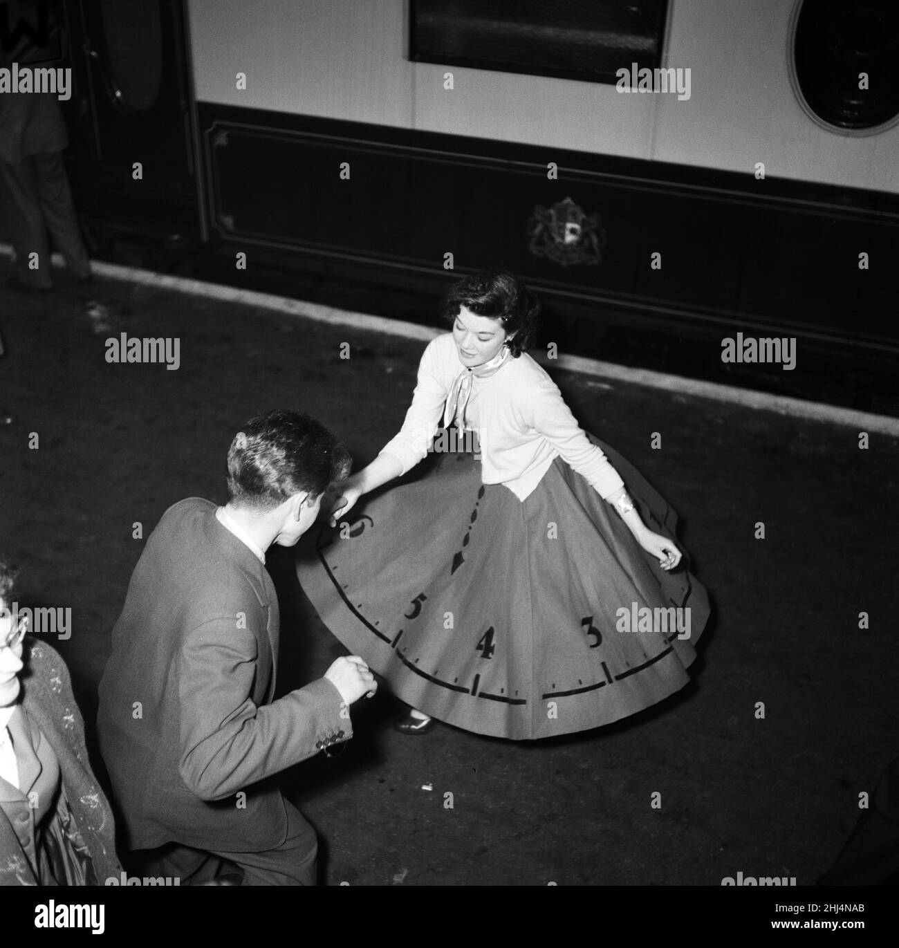 Bill Haley à l'occasion de sa première visite en Angleterre, qui a été parrainée en grande partie par le Daily Mirror.La fan Marie Imiah de Glasgow porte sa jupe Rock Around the Clock en attendant Bill à Waterloo.5th février 1957. Banque D'Images
