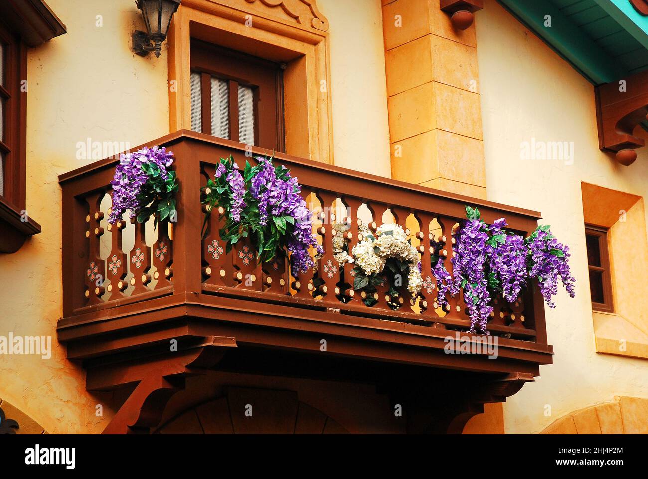 Des fleurs ornent un conte de fées comme un balcon Banque D'Images