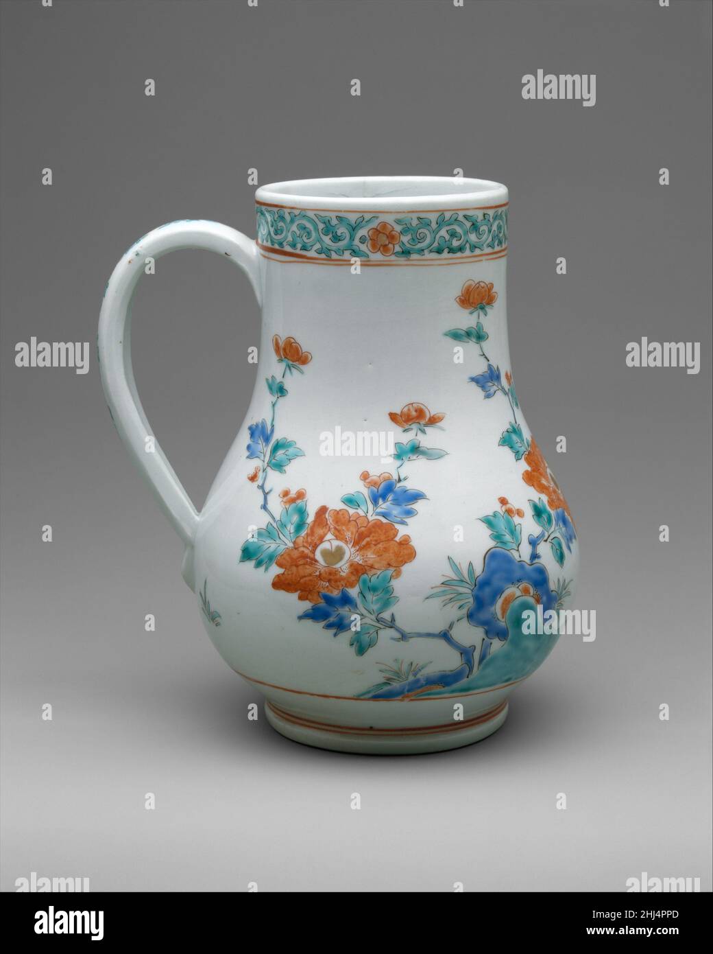 Ewer début 18th siècle japonais, pour le marché européen le don de la collection Hans Syz en 1995 a doté le Musée de près de trois cents exemples de céramiques européennes et asiatiques méticuleusement acquis par le collectionneur né en Suisse Dr. Syz (1894-1991) pour tracer la migration des modèles et des modèles de l'est à l'Ouest.Documentant un processus continu d'influence et d'adaptation, ces pièces fournissent un examen discriminant des nuances de changement stylistique résultant de trois siècles de commerce.Égout 208307 Banque D'Images