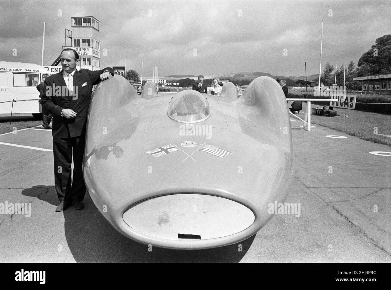 Donald Campbell et Bluebird à Goodwood à Sussex, le 18th juillet 1960.Campbell espère établir en septembre un nouveau record de vitesse de plus de 400 km/h sur les Bonneville Salt Flats dans l'Utah, en Amérique. Banque D'Images