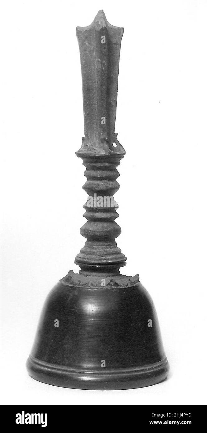 Gheṇṭa (cloche de prière) 11th siècle Javanais la cloche (bu dril) est l'instrument de musique le plus commun associé au rituel bouddhiste tantrique.Tenu dans la main gauche, le bu dril (cloche de clapper) est toujours jumelé à un sceptre (dorje), qui est tenu dans la droite.Le sceptre symbolise la méthode, le bonheur et les aspects masculins tandis que la cloche représente la sagesse, le vide et les aspects féminins.Ces deux principes sont nécessaires pour parvenir aux Lumières.La poignée de cloche correspond traditionnellement dans la décoration le sceptre avec qui elle est jumelée - souvent avec cinq rayons ou points (cinq représentant les cinq formes de mystique Banque D'Images