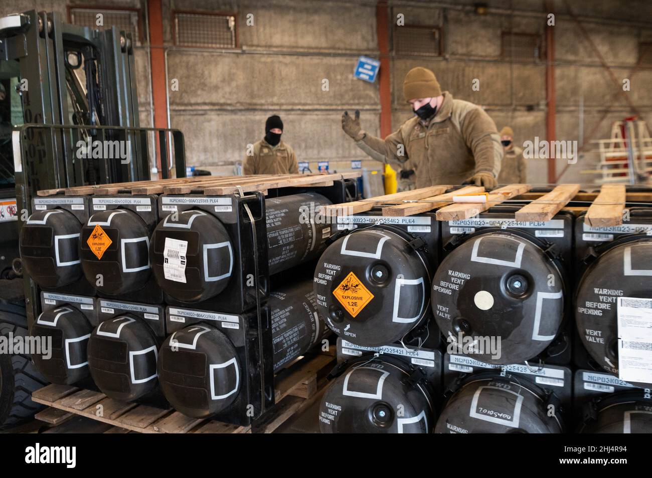 Le 21 janvier 2022, base aérienne de Douvres, Delaware, États-Unis : des aviateurs et des civils de l'escadron du port aérien 436th ont mis en palletize des munitions, des armes et d'autres équipements à destination de l'Ukraine lors d'une mission de vente militaire étrangère à la base aérienne de Douvres, Delaware, le 21 janvier 2022.(Image de crédit : © Mauricio Campino//US Air Force/ZUMA Press Wire Service) Banque D'Images