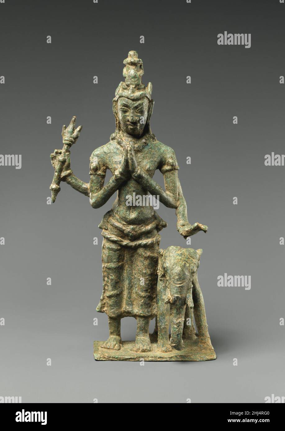 Indra, Seigneur des Dieux : Regent de l'est 9th siècle Sri Lanka les lokapalas se tiennent dans chacune des quatre directions cardinales comme protecteurs de la dharma bouddhiste (enseignements) et de la communauté religieuse.Les textes parlent de monastères construits sur des grilles symboliquement marquées avec ces divinités, laissant la fonction rituelle spécifique de ces sculptures une question ouverte.Indra, Seigneur des dieux est Régent de l'Orient.Il tient un coup de tonnerre.Son véhicule est l'éléphant.Indra, Seigneur des Dieux : Regent de l'Orient.Sri Lanka.9th siècle.Bronze.Période Anuradhapura.Sculpture Banque D'Images