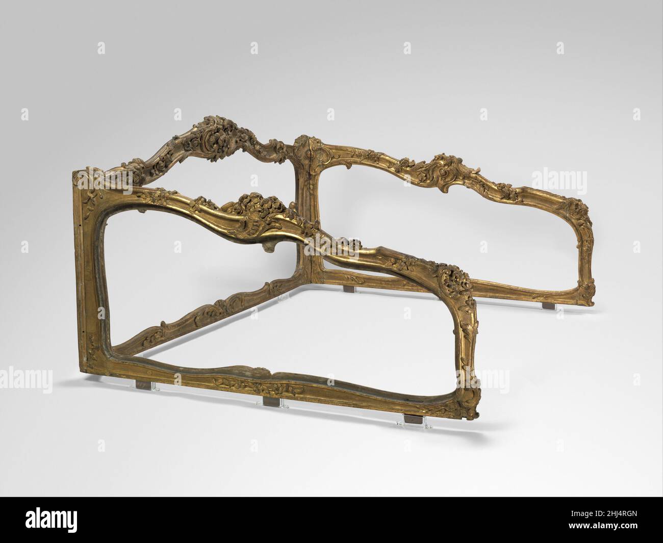 Cadre pour lit de jour (lit de repos) ca.1740-45 Français ce cadre en trois parties sculpté avec soin faisait à l'origine partie d'un lit de repos ou d'un canapé.Bien qu'elle ne soit pas signée, le contour curving du cadre est enrichi de sculptures en forme de coeur, de motifs de rocaille et d'ornement floral qui ressemblent aux travaux des menuisiers ou des menuisiers Jean-Baptiste Tilliard et Nicolas-Quinibert Foliot.Normalement invisibles, les blocs rectangulaires sous le cadre sont les tenons qui auraient monté dans des ouvertures de taille similaire, les mortises, pour joindre le cadre à la partie inférieure du lit ou du canapé.Bien qu'incompl Banque D'Images