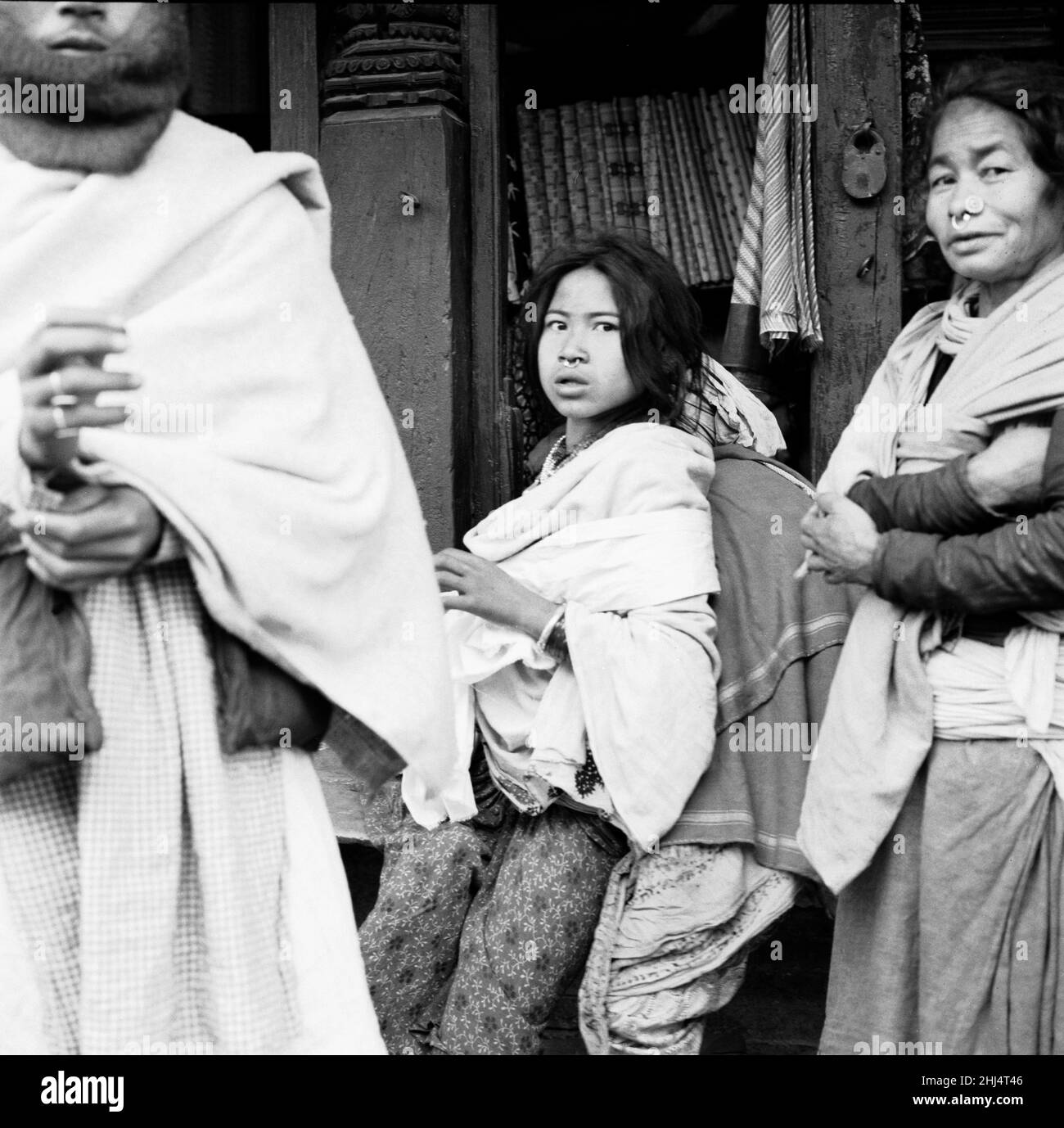 Les femmes népalaises portant un nez-anneaux de Tamang vu ici dehors dans une boutique de soie dans un marché de Katmandou.Février 1961 l Banque D'Images