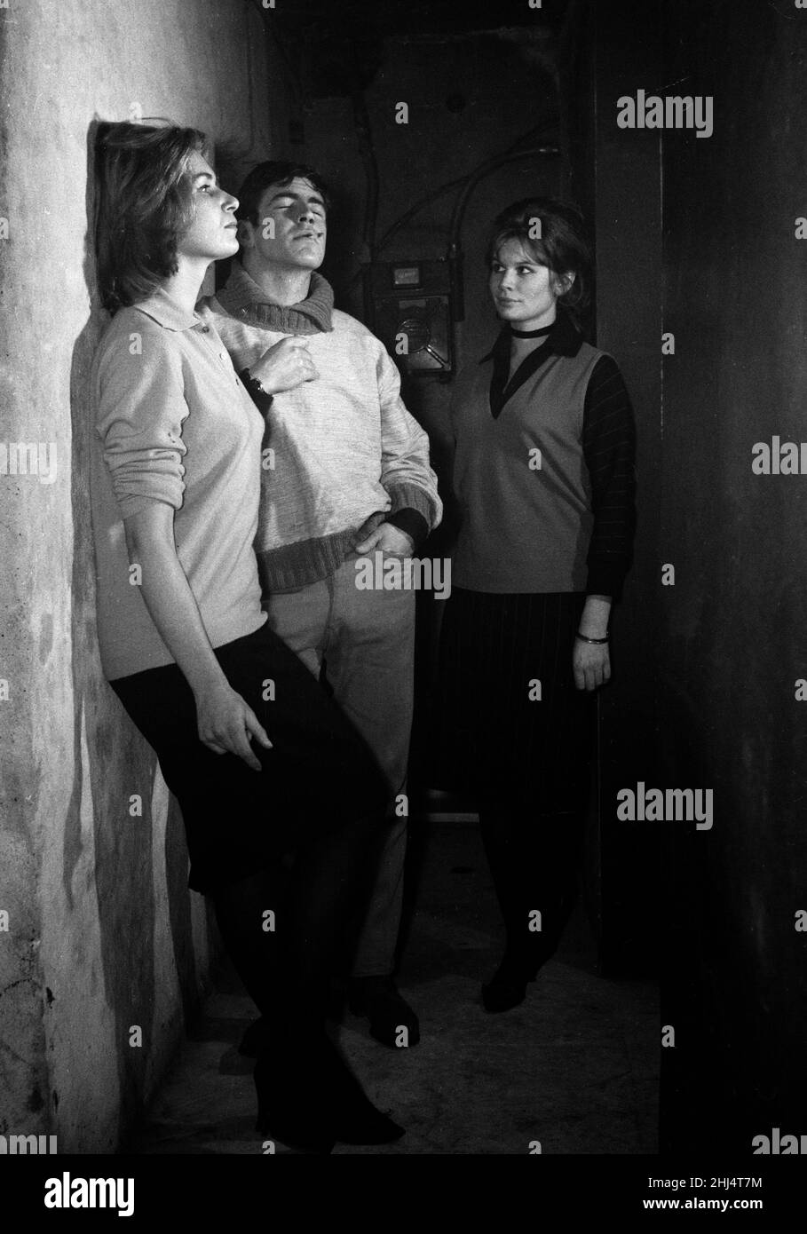 Joanna Dunham, Sheila Allen et Alan Bates au café des artistes à Chelsea se sentent comme un style de vie de Beatnik pour le jeu ABC, "trois sur un anneau de gaz" dans lequel ils sont tous en vedette.14th décembre 1957. Banque D'Images