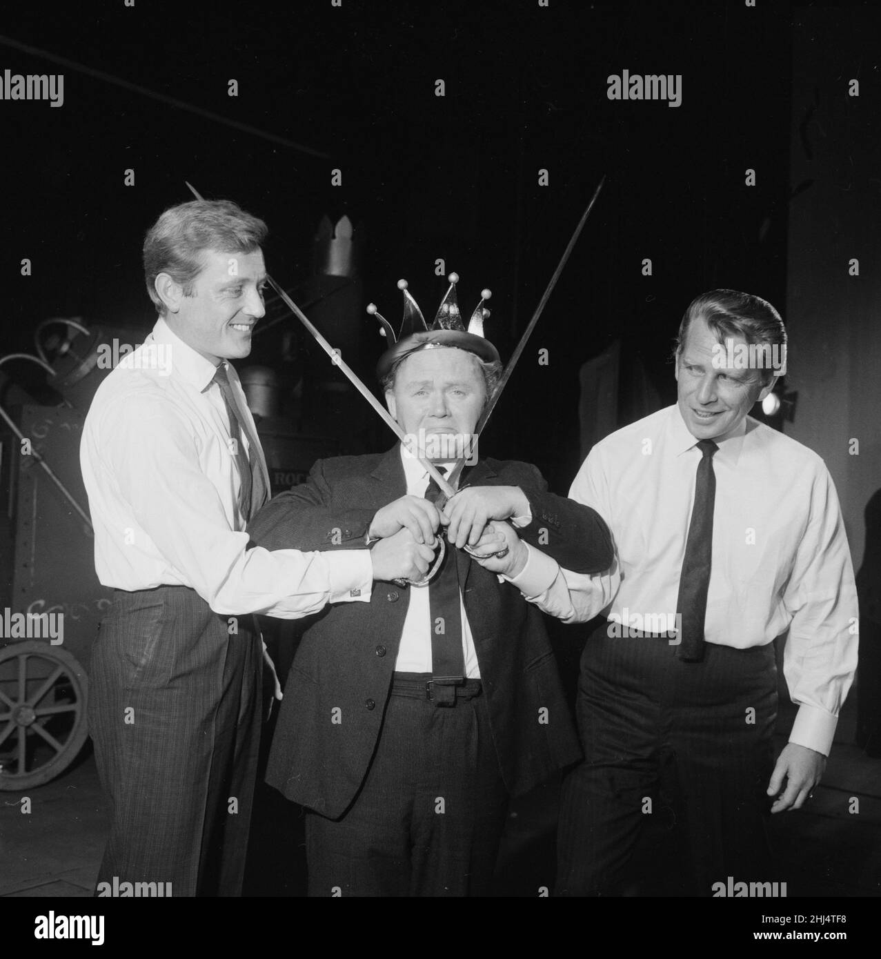 Le comédien Charlie Drake pose avec le chanteur et acteur britannique Gary Miller (à gauche) et Jackie Ray (à droite) à la répétition de la pantomime Old King Cole de Leslie A Macdonnell au London Palladium.27th novembre 1961. Banque D'Images