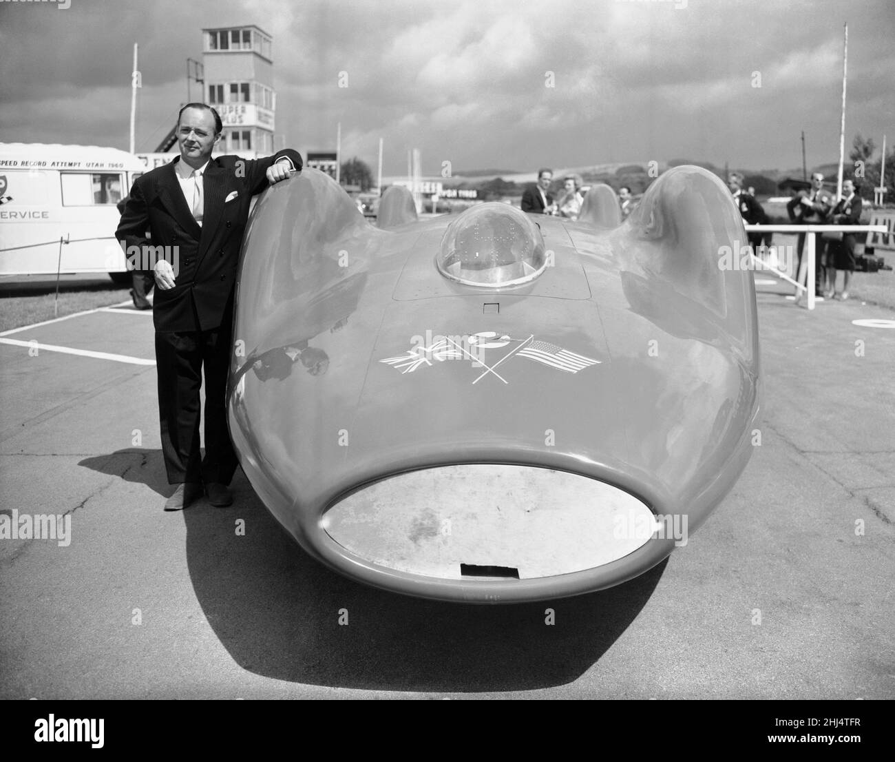 Donald Campbell et Bluebird à Goodwood à Sussex, le 18th juillet 1960.Campbell espère établir en septembre un nouveau record de vitesse de plus de 400 km/h sur les Bonneville Salt Flats dans l'Utah, en Amérique. Banque D'Images
