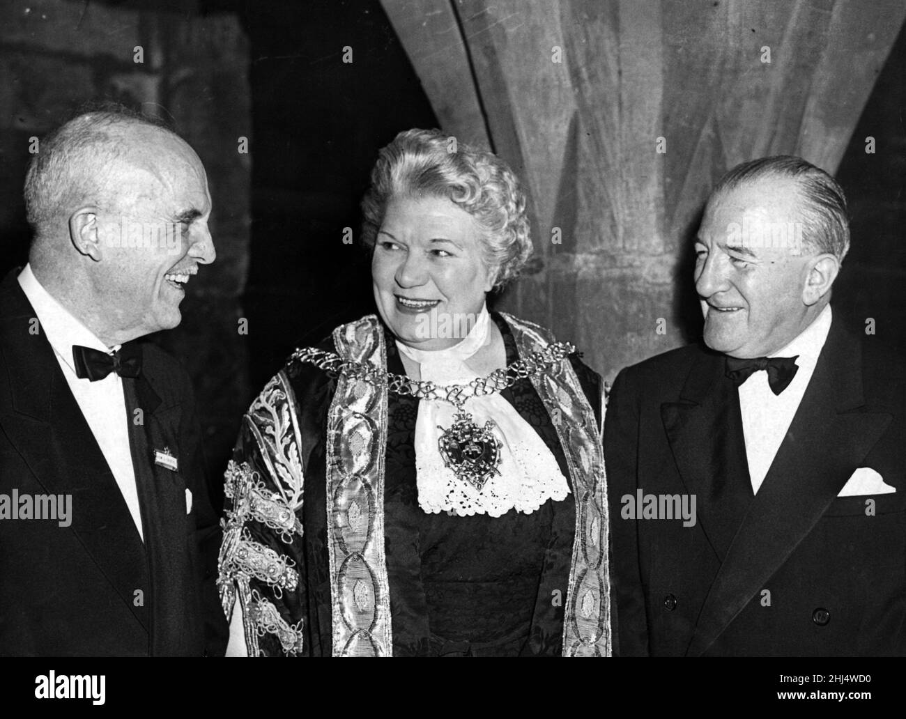 Le maire de Coventry, Alderman, Mme Pearl Hyde, s'est entretenir avec M. Gordon Churchill (à gauche) et Lord Mills avant le dîner.28th novembre 1957. Banque D'Images