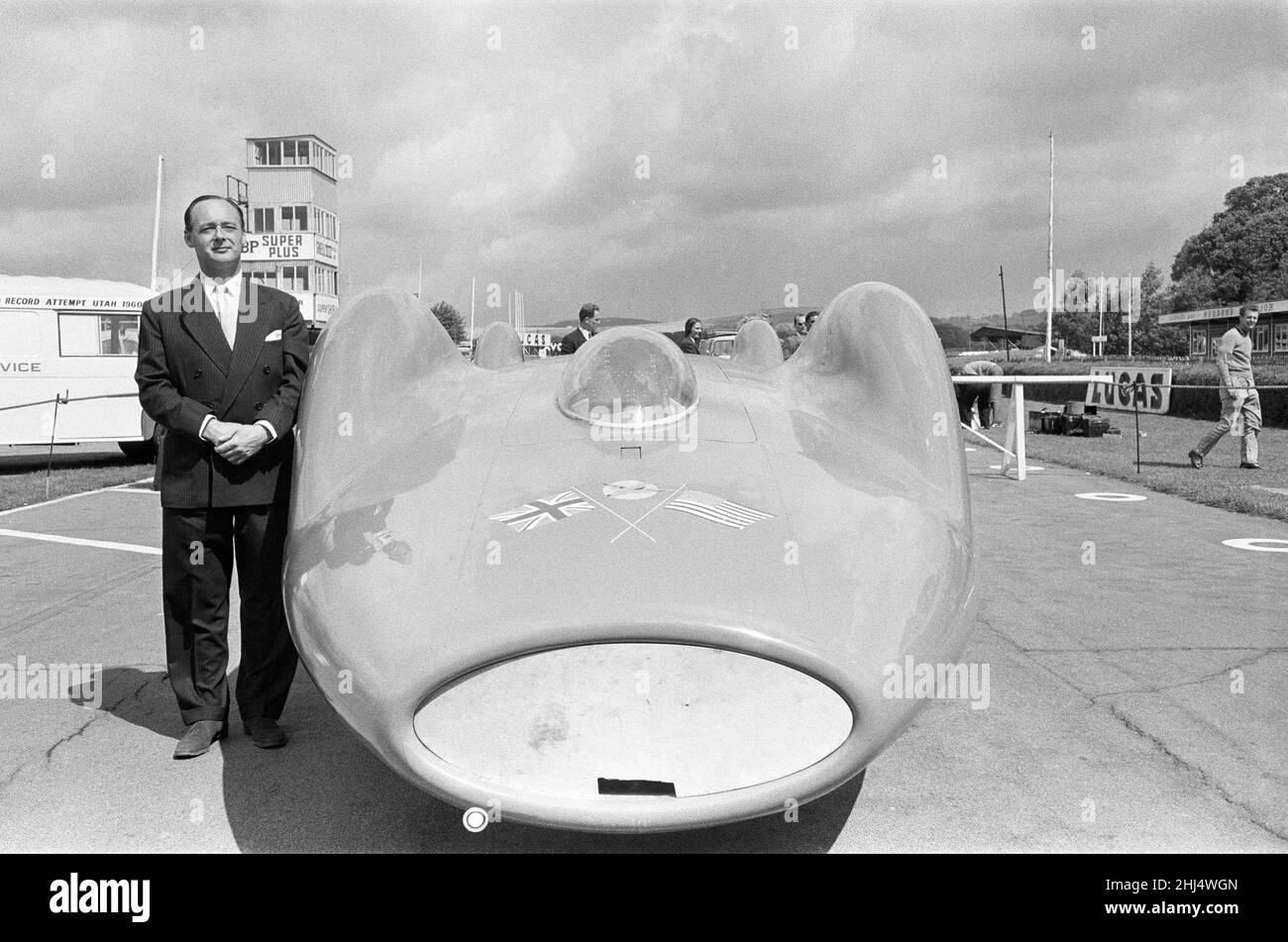 Donald Campbell et Bluebird à Goodwood à Sussex, le 18th juillet 1960.Campbell espère établir en septembre un nouveau record de vitesse de plus de 400 km/h sur les Bonneville Salt Flats dans l'Utah, en Amérique. Banque D'Images