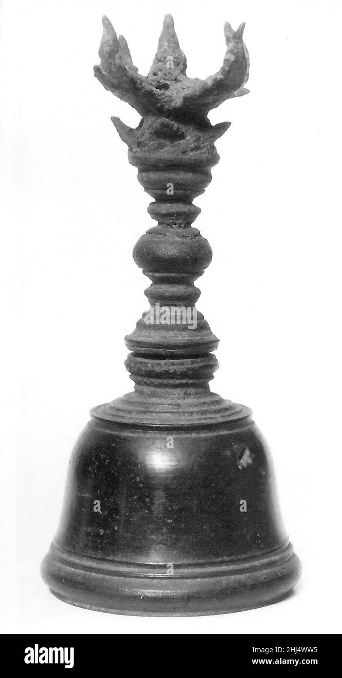 Gheṇṭa (cloche de prière) 11th siècle Javanais la cloche (bu dril) est l'instrument de musique le plus commun associé au rituel bouddhiste tantrique.Tenu dans la main gauche, le bu dril (cloche de clapper) est toujours jumelé à un sceptre (dorje), qui est tenu dans la droite.Le sceptre symbolise la méthode, le bonheur et les aspects masculins tandis que la cloche représente la sagesse, le vide et les aspects féminins.Ces deux principes sont nécessaires pour parvenir aux Lumières.La poignée de cloche correspond traditionnellement dans la décoration le sceptre avec qui elle est jumelée - souvent avec cinq rayons ou points (cinq représentant les cinq formes de mystique Banque D'Images