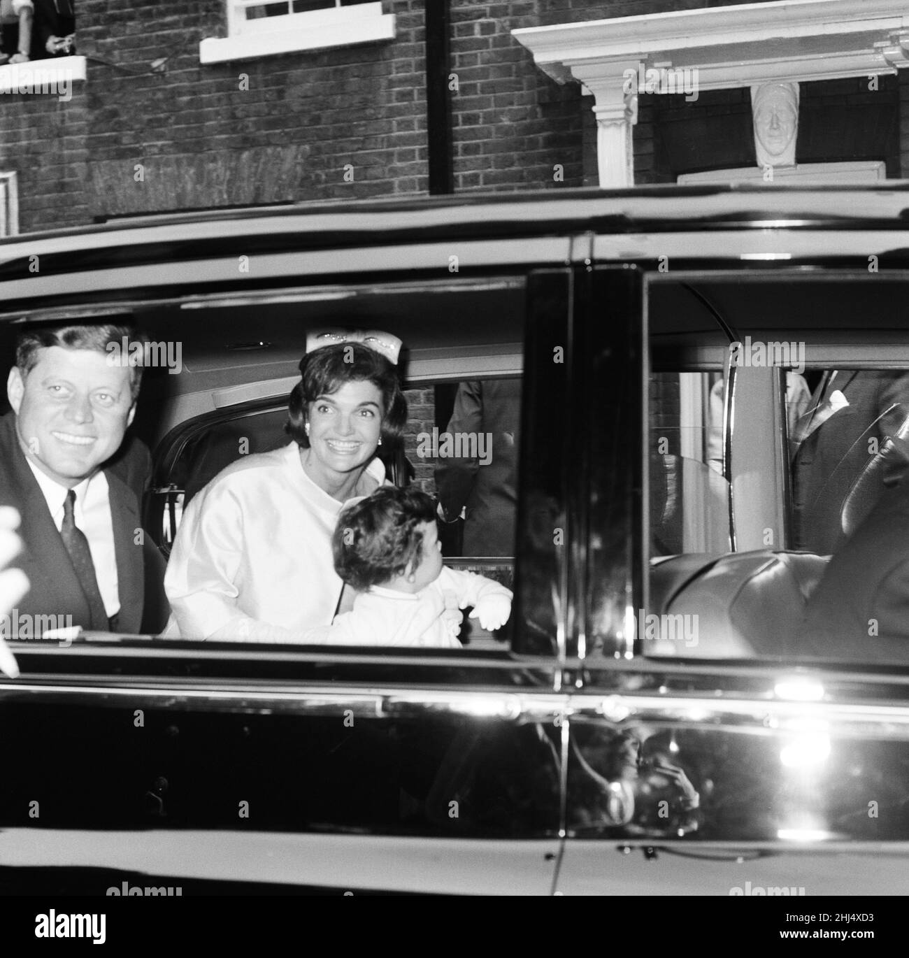 Deuxième jour de la visite privée à Londres du président américain John F. Kennedy et de la première dame Jacqueline Kennedy pour la cérémonie de baptême de leur nièce Anna Christina Radziwill, tenue à l'abbaye de Westminster. Le couple quitte la maison de Londres de la princesse Lee Radziwill, sœur de Jackie Kennedy, pour le baptême.Photo prise le 5th juin 1961. Banque D'Images
