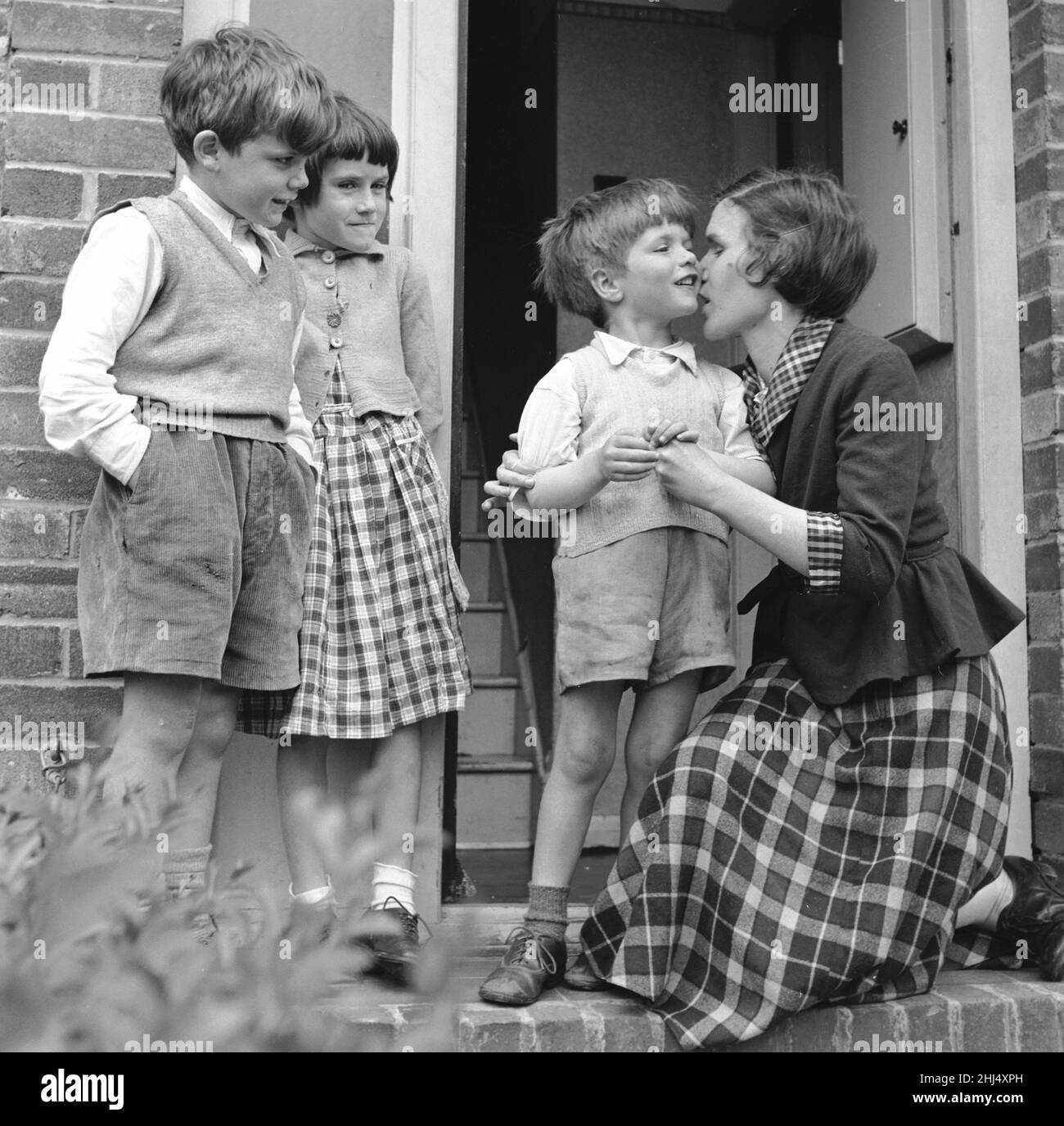 Les visages heureux de trois petits enfants - visages que leurs parents James et Brenda Nesbitt ne verront jamais comme les deux adultes sont aveugles.Notre photo montre; Brenda Nesbitt vu ici à l'extérieur de sa maison de Romford avec les enfants Peter Audrey, et Richard 21st mai 1957 J3191 Banque D'Images