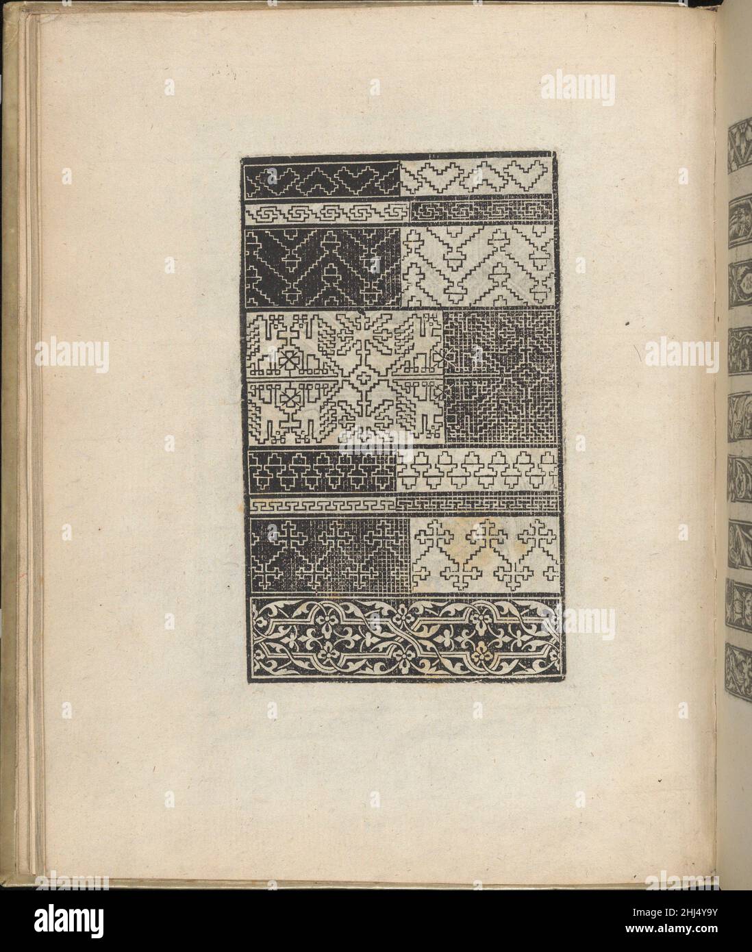 Trionfo Di Virtu.Librano Novo..., page 15 (recto) 1563 Matteo Pagano Italien publié par Matteo Pagano, Italien, 1515-1588, Venise.de haut en bas, et de gauche à droite : Design composé de 2 registres horizontaux.La caisse supérieure est décorée d'un motif géométrique entrelacé imprimé sur un fond noir.Le registre du fond est décoré au centre d'un cercle orné d'un motif entrelacé caractérisé par des feuilles aux visages grotesques; le long du bord extérieur du cercle se trouvent une fleur, un gland, une feuille à 3 côtés et un grenade, et une feuille de courbure.Trionfo Di Virtu.Balance Novo..., pa Banque D'Images Trionfo Di Virtu.Librano Novo..., page 15 (recto) 1563 Matteo Pagano Italien publié par Matteo Pagano, Italien, 1515-1588, Venise.de haut en bas, et de gauche à droite : Design composé de 2 registres horizontaux.La caisse supérieure est décorée d'un motif géométrique entrelacé imprimé sur un fond noir.Le registre du fond est décoré au centre d'un cercle orné d'un motif entrelacé caractérisé par des feuilles aux visages grotesques; le long du bord extérieur du cercle se trouvent une fleur, un gland, une feuille à 3 côtés et un grenade, et une feuille de courbure.Trionfo Di Virtu.Balance Novo..., pa Banque D'Images