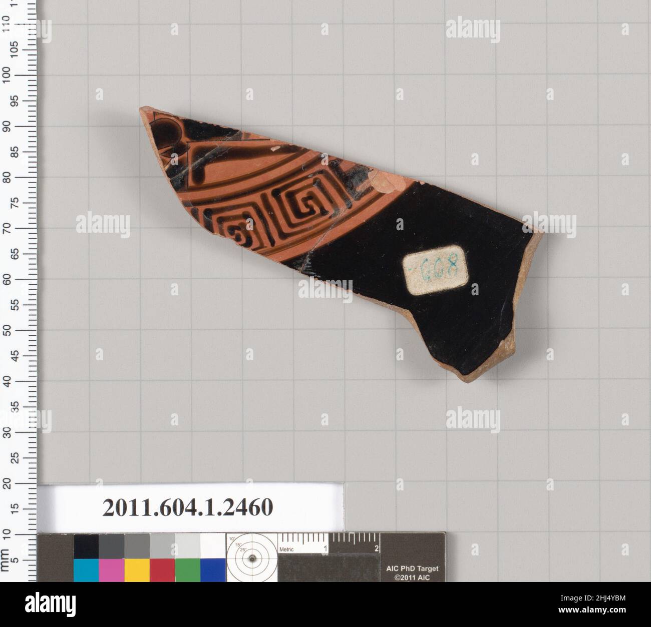 Fragment de terre cuite d'un kylix (gobelet) première moitié du siècle 5th C.-B. grec, Attic Interior, sujet non identifié.Fragment de terre cuite d'un kylix (gobelet) 686846 Banque D'Images