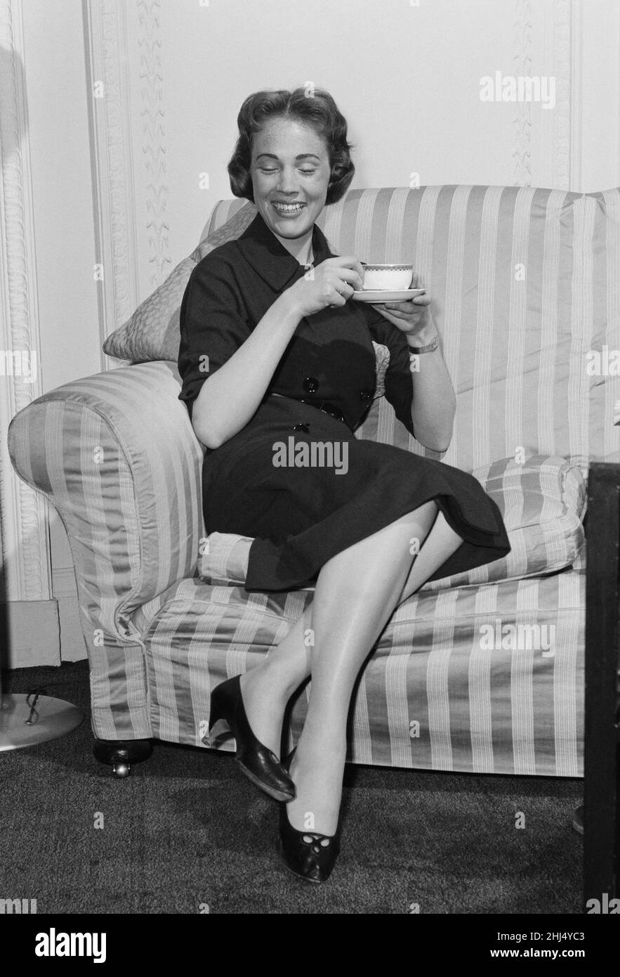 Julie Andrews, la jeune actrice de 24 ans jouant le rôle d'Eliza Doolittle dans My Fair Lady.Dame Julia Elizabeth 'Julie' Andrews, DBE (n?e Wells; née le 1 octobre 1935) est une actrice, chanteuse, auteure, réalisatrice de théâtre et danseuse anglaise.[ Andrews, actrice et chanteuse pour enfants, est apparue sur le West End en 1948 et a fait ses débuts à Broadway dans le Boy Friend (1954).Elle est montée en vedette dans des comédies musicales de Broadway comme My Fair Lady (1956), jouant Eliza Doolittle, et Camelot (1960), jouant Queen Guinevere.En 1957, Andrews a joué dans la première de Rodgers et Hammerstein écrit-pour- Banque D'Images