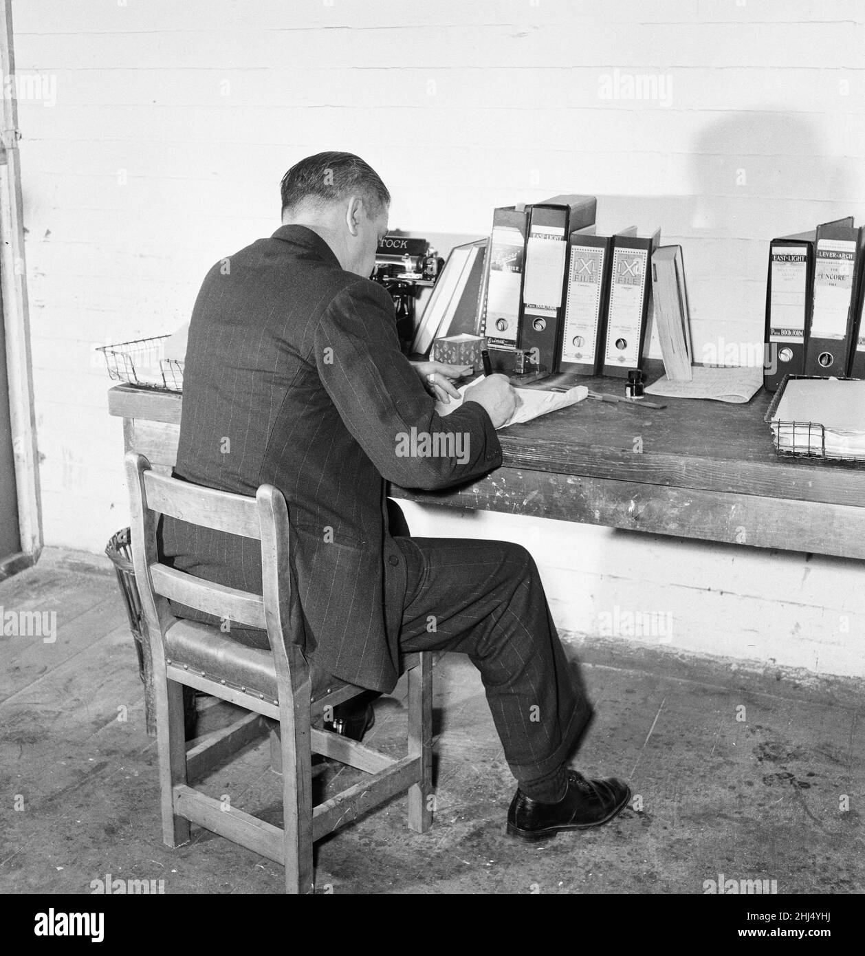 Le meurtre de Porthole 1947, James Camb, reconnu coupable du meurtre de l'actrice Eileen Isabella Ronnie Gibson, 21, nom de scène gay Gibson, par étranglement en mer, condamné à mort le 1948 mars, commué à vie en prison, libéré en septembre 1959,Relaie son côté de l'histoire au journal du dimanche 1959 octobre.Notre photo montre ..James Camb écrit des notes pour l'article de dimanche Pictorial. Banque D'Images