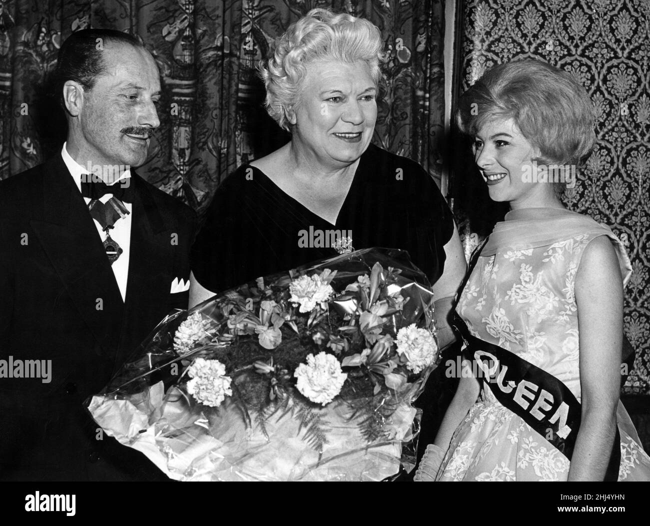 Yvonne Partridge. The Coventry coiffure Queen, présentant un bouquet à Alderman Mme Pearl Hyde lors d'un dîner de la branche Coventry de la Fédération nationale des coiffeurs.À gauche se trouve M. S.R Young, président.13th mars 1961. Banque D'Images