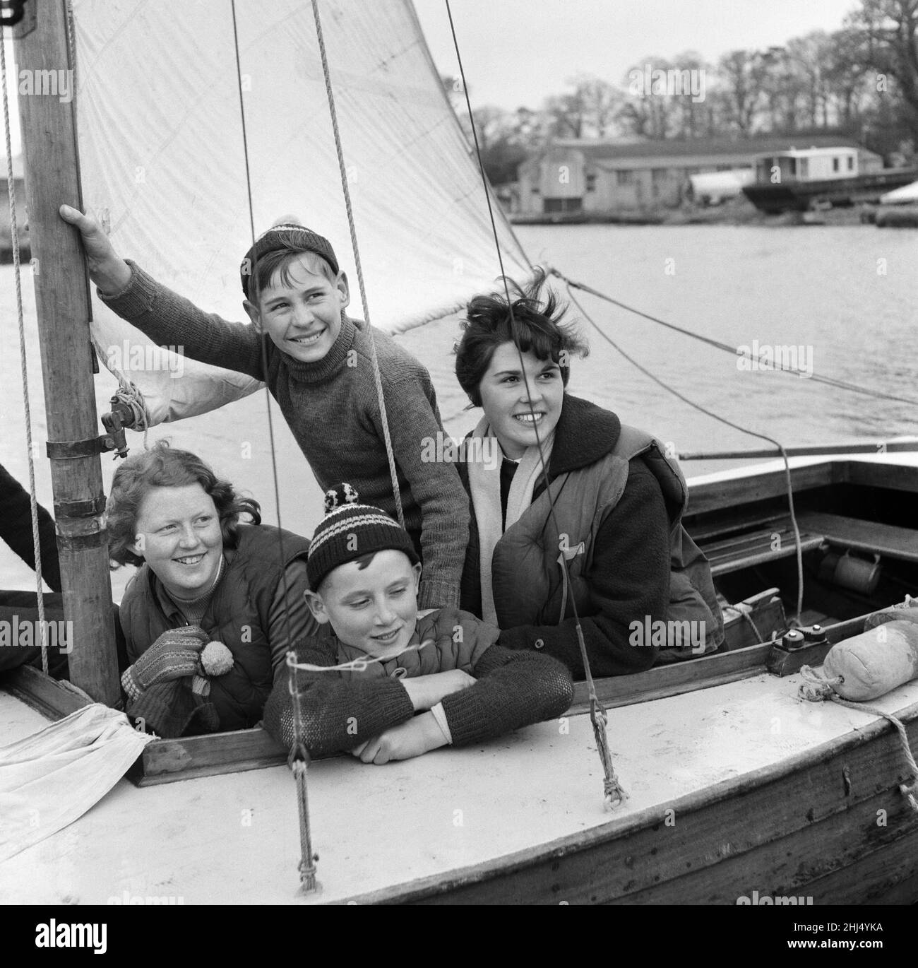 Élèves de Clarendon Secondary Modern School, South Oxhey, Watford, Hertfordshire, prenant un cours de voile et de matelots sur les Norfolk Broads pendant les vacances scolaires.Les enfants âgés de 12 ans et plus passent une semaine sous toile et peuvent passer les jours à recevoir des instructions sur les bateaux à voile de différentes tailles.Ils sont sous l'instruction de Allen Standley, maître d'artisanat de 28 ans, et Yvonne Chapman, enseignante de mathématiques et d'anglais de 21 ans.28th avril 1957. Banque D'Images