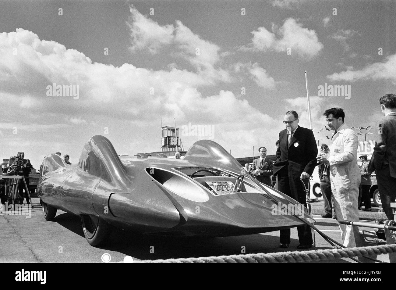 Donald Campbell et Bluebird à Goodwood à Sussex, le 18th juillet 1960.Campbell espère établir en septembre un nouveau record de vitesse de plus de 400 km/h sur les Bonneville Salt Flats dans l'Utah, en Amérique. Banque D'Images