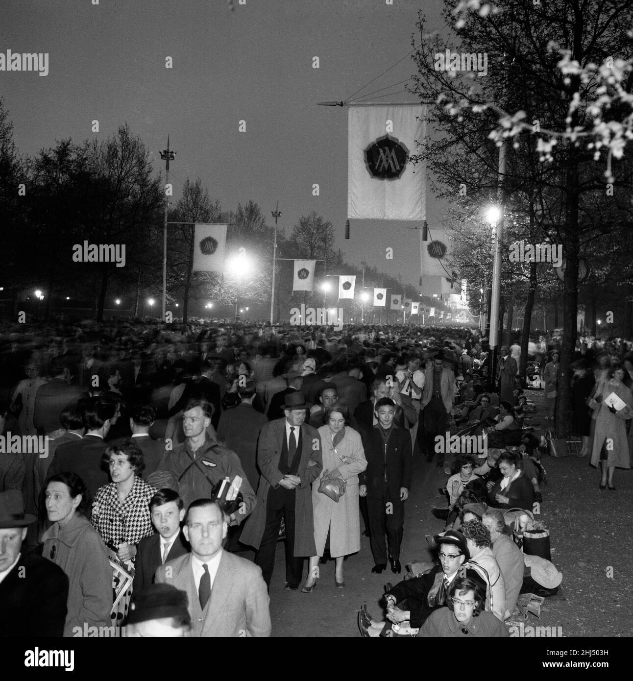 La foule attend le mariage le lendemain de la princesse Margaret et d'Antony Armstrong-Jones.5th mai 1960. Banque D'Images