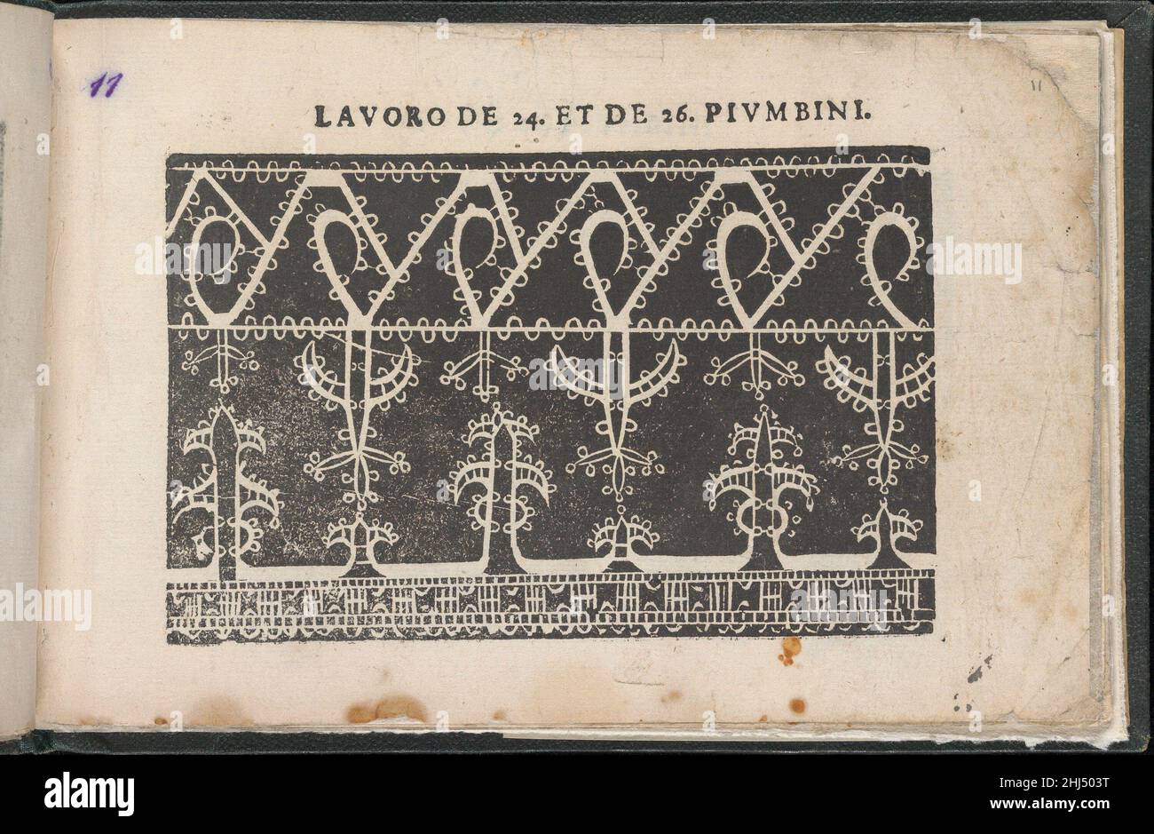 Gemma pretiosa della virtuose donne, page 11 (recto) (1625) Isabella Catanea Parasole Italian Designed by Isabella Catanea Parasole, Italian, ca.1575-ca.1625, publié par Gugliemo Facciotti, Rome.de haut en bas, et de gauche à droite: Conçu composé de 3 registres horizontaux.Le registre supérieur est décoré avec une vigne de petites feuilles arrondies qui forme un modèle de courbes plates qui ont une bobine en dessous de chacun.La caisse du milieu est décorée d'un motif alterné de motifs de feuillage à l'envers et du côté droit vers le haut.La caisse inférieure est décorée avec un motif de divers motifs linéaires.Gemma Banque D'Images