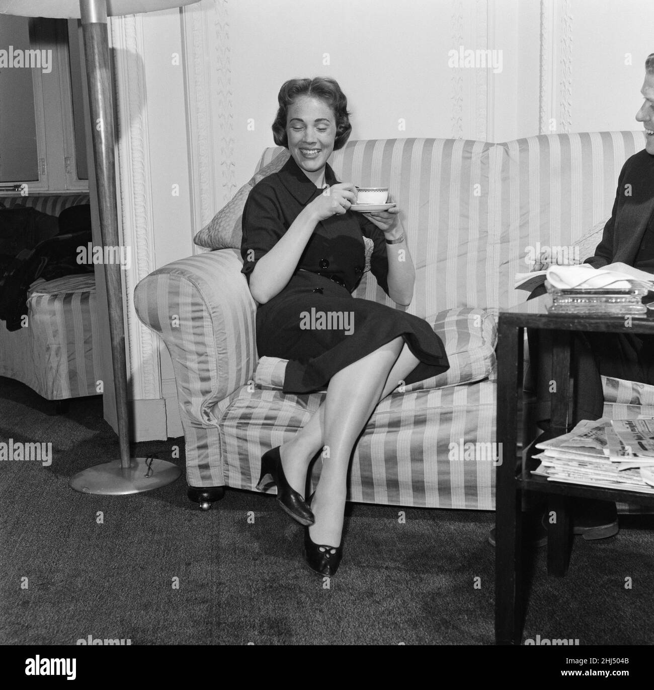 Julie Andrews, la jeune actrice de 24 ans jouant le rôle d'Eliza Doolittle dans My Fair Lady.Dame Julia Elizabeth 'Julie' Andrews, DBE (n?e Wells; née le 1 octobre 1935) est une actrice, chanteuse, auteure, réalisatrice de théâtre et danseuse anglaise.[ Andrews, actrice et chanteuse pour enfants, est apparue sur le West End en 1948 et a fait ses débuts à Broadway dans le Boy Friend (1954).Elle est montée en vedette dans des comédies musicales de Broadway comme My Fair Lady (1956), jouant Eliza Doolittle, et Camelot (1960), jouant Queen Guinevere.En 1957, Andrews a joué dans la première de Rodgers et Hammerstein écrit-pour- Banque D'Images